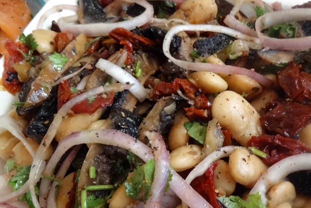 Салат из белой фасоли, портобелло гриль и вяленых помидоров