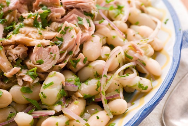 Салат из белой фасоли, тунца, лука и сельдерея