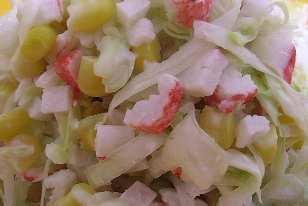 Салат из белокочанной капусты, крабовых палочек и консервированной кукурузы