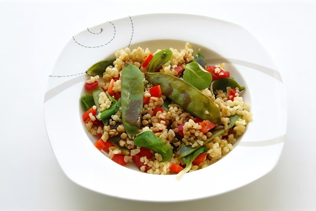 Салат из булгура с корном и молодым горошком