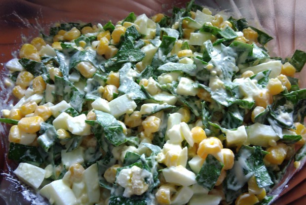 Салат из черемши и кукурузы