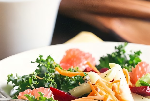 Салат из цикория и грейпфрута с медово-бальзамической заправкой