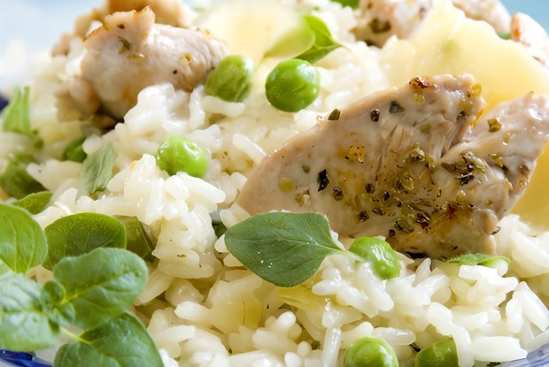 Салат из цыпленка с рисом, зеленым горошком и сладким перцем