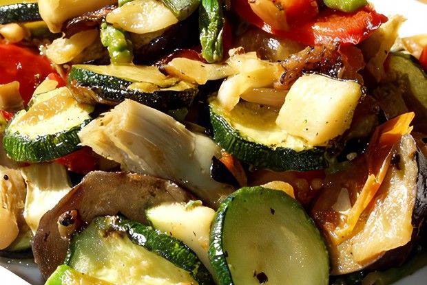 Салат из цыпленка со спаржей, кабачками и грибами