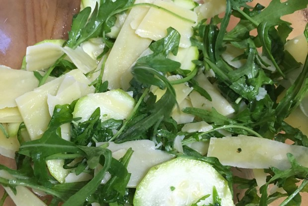 Салат из цукини, рукколы и пармезана