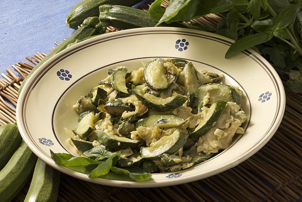 Салат из цукини с яблоками и грецкими орехами