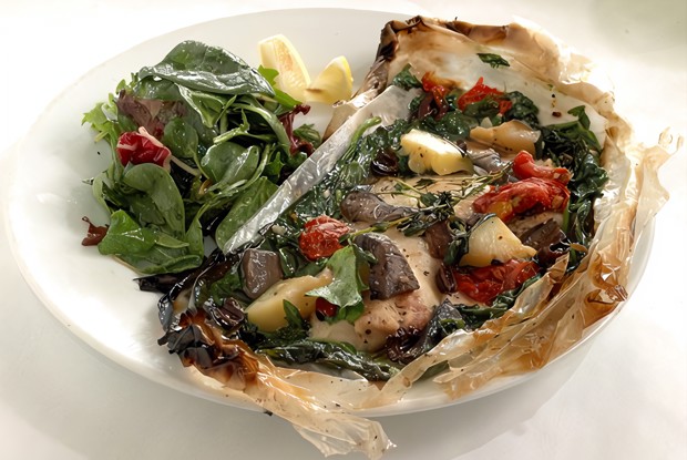 Салат из цукини, зеленого лука и вяленых томатов