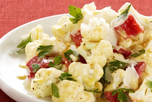 Салат из цветной капусты с перцем и маслинами