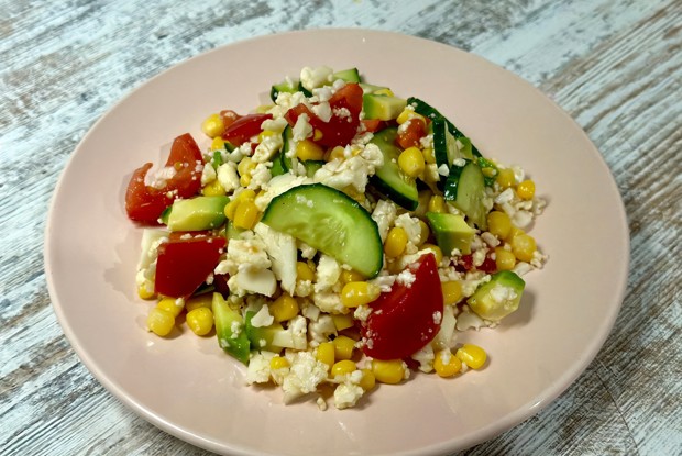 Салат из цветной капусты с овощами и авокадо