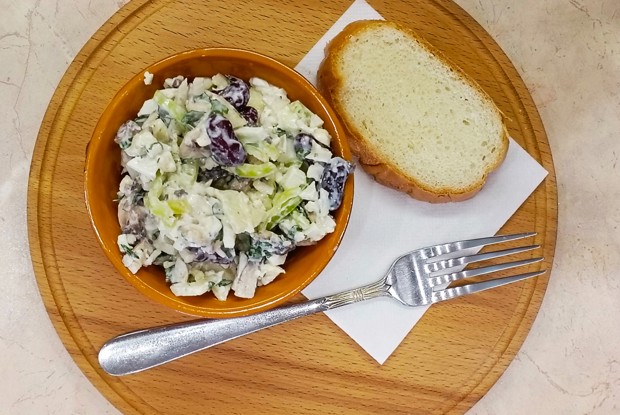 Салат из цветной капусты с шампиньонами и фасолью