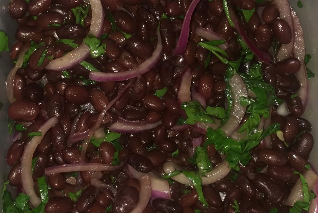 Салат из фасоли, красного лука и петрушки