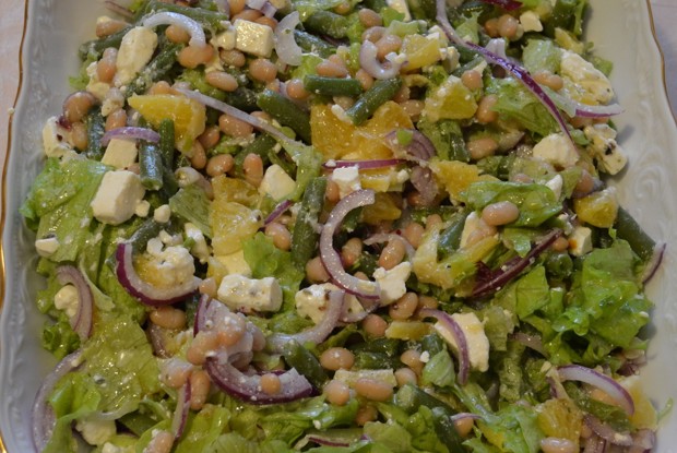 Салат из фасоли с фетой, сладким луком и апельсинами