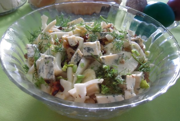 Салат из фенхеля, яблок, грецких орехов и голубого сыра