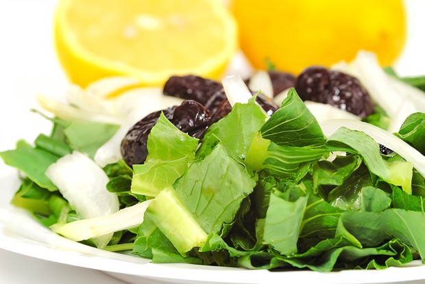 Салат из фенхеля и радиккьо с лимонно-луковой заправкой