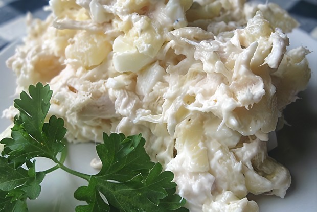 Салат из филе куриной грудки с ананасами