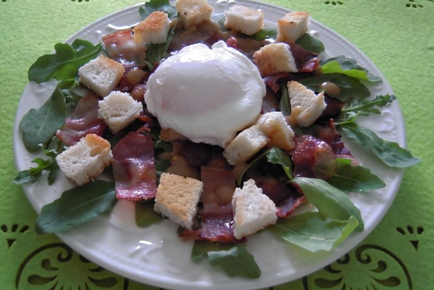 Салат из фризе, яиц пашот и бекона