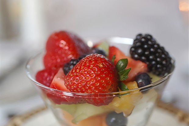 Салат из фруктов и ягод с мятой