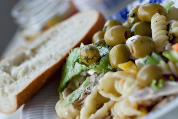 Салат из фузилли, тунца и перцев