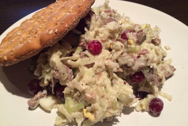 Салат из говядины и клюквы