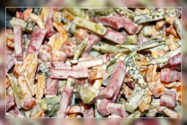 Салат из говядины с корнишонами, каперсами и петрушкой