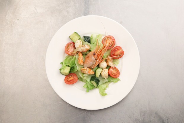 Салат из гребенчатых креветок со свежими овощами