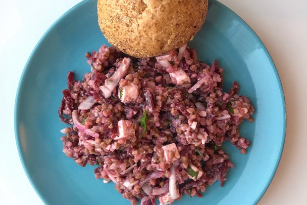 Салат из гречки, свеклы и брынзы