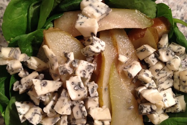 Салат из груши с сыром дор-блю