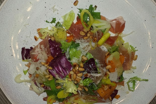 Салат из хурмы с пармезаном и хересным винегретом