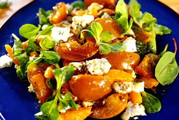 Салат из хурмы, мандаринов и сыра дор-блю