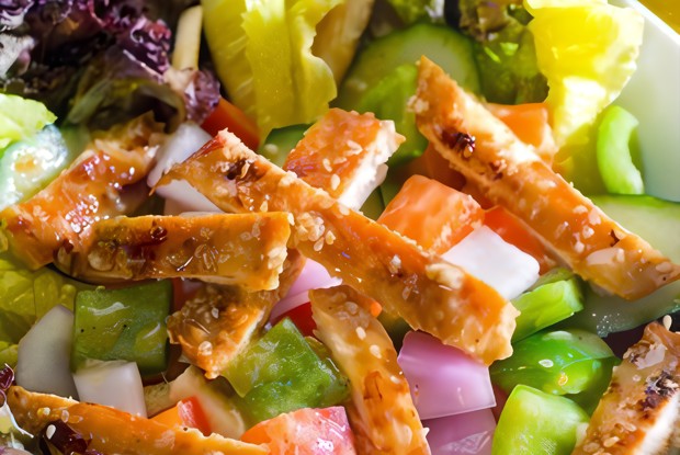 Салат из индейки с луком, перцем и кунжутом под медовым соусом