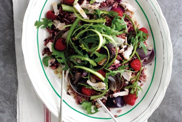 Салат из индейки с малиной