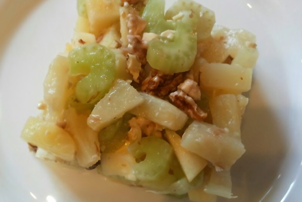 Салат из яблок и ананасов