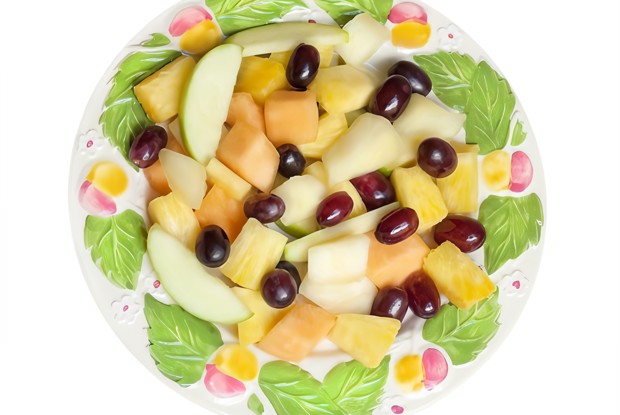 Салат из яблок, груш и дыни с ликером