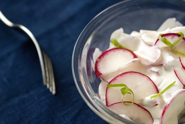 Салат из яблок и редиса с крабами