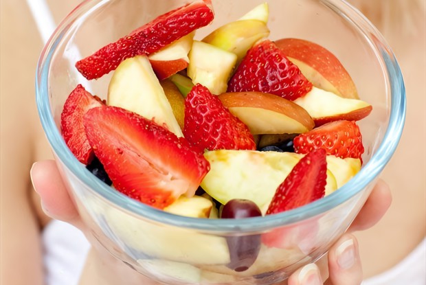 Салат из яблок с ягодами