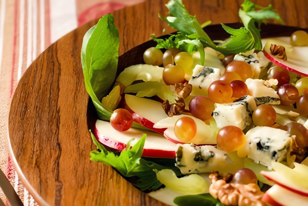 Салат из яблок, сушеной вишни и грецких орехов с заправкой из кленового сиропа и майонеза