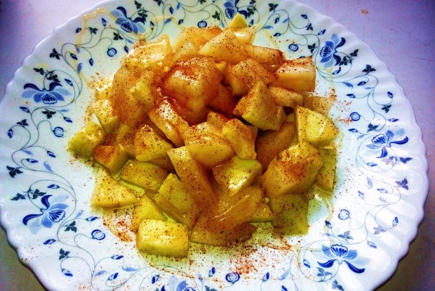 Салат из яблока, меда и корицы