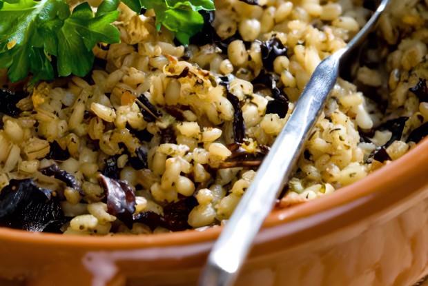 Салат из ячменя, грибов, феты и грецких орехов