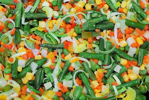 Салат из ячменя, кукурузы, зеленой фасоли и козьего сыра