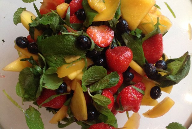 Салат из ягод с манго