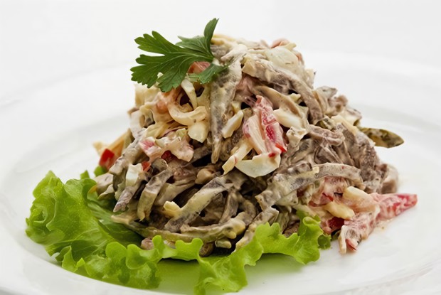 Салат из языка с сухариками