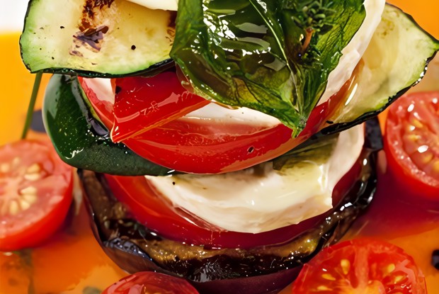 Салат из кабачков, томатов, мяты и моцареллы