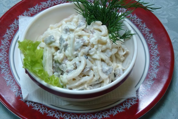 Салат из кальмаров с грибами