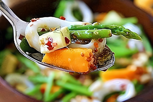 Салат из кальмаров с манго, спаржей и авокадо