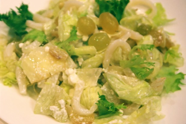 Салат из кальмаров с сыром фета и виноградом