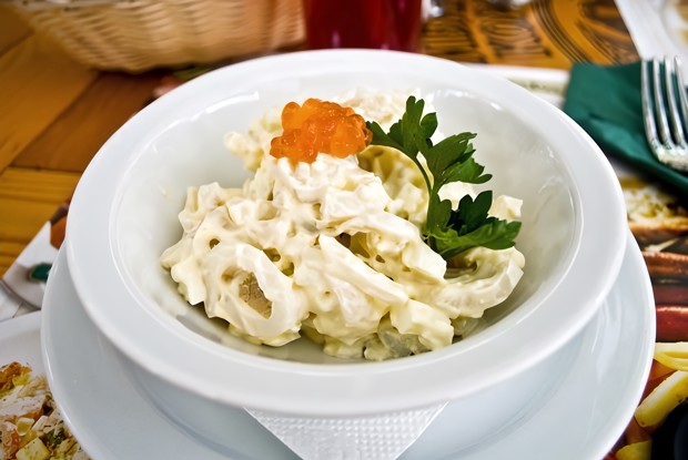 Салат из кальмаров с сыром и грецкими орехами