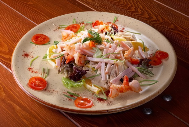 Салат из кальмаров с ветчиной и грибами