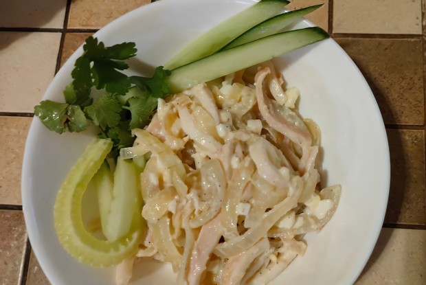 Салат из кальмаров с жареным луком