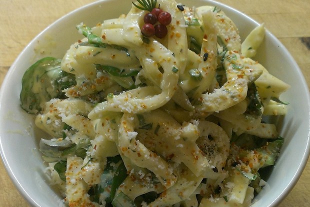 Салат из кальмаров со свежими и маринованными огурцами и острой заправкой