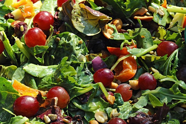 Салат из капусты, арахиса и шпината с лаймово-горчичной заправкой